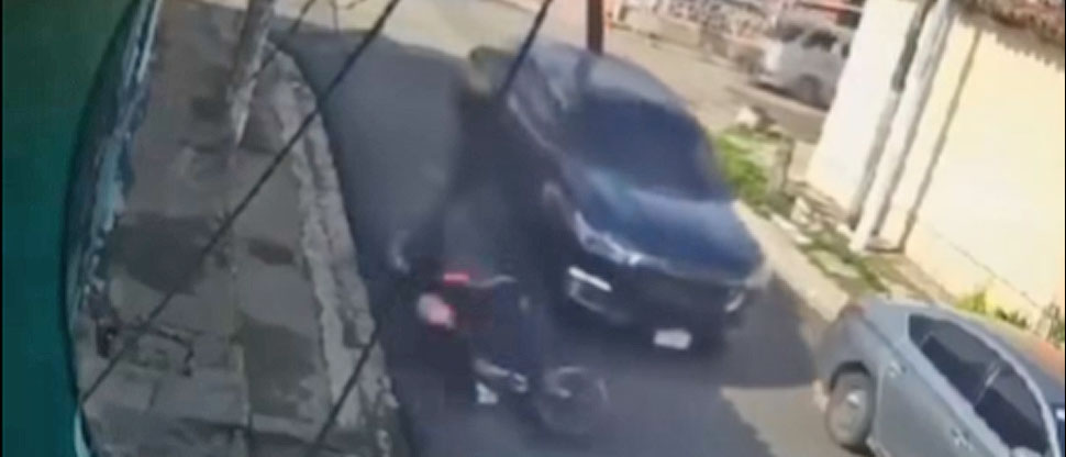 Momento cuando conductor huye tras arrollar a motociclista en Chalchuapa