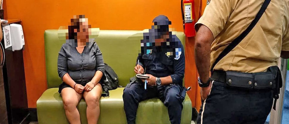 Se escondió en el baño del restaurante para no cancelar, pero fue sorprendida por los empleados