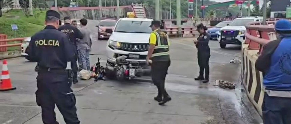 Motociclista se lleva tremendo susto al ser arrollado por ve