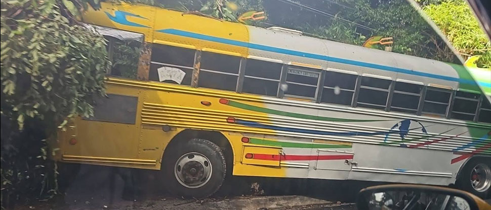 Conductor pierde el control del autobús y termina arrollando a una persona en Santo Tomás