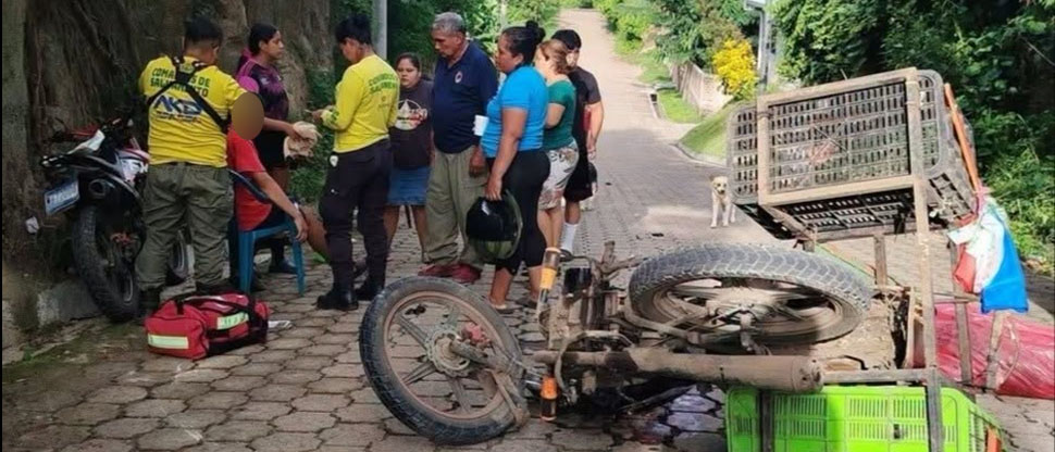 Choque entre motociclistas deja dos lesionados en Ciudad Arce