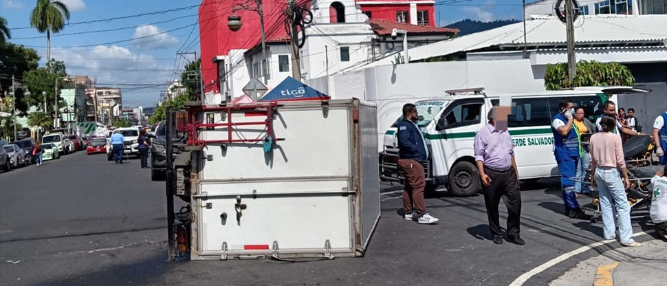 Dos lesionados deja fuerte accidente sobre la calle Arce, en el centro de San Salvador