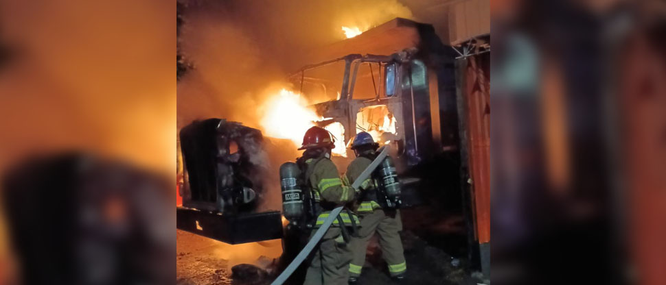 Bomberos sofocan incendio en vehículo de carga pesada en carretera a Comalapa
