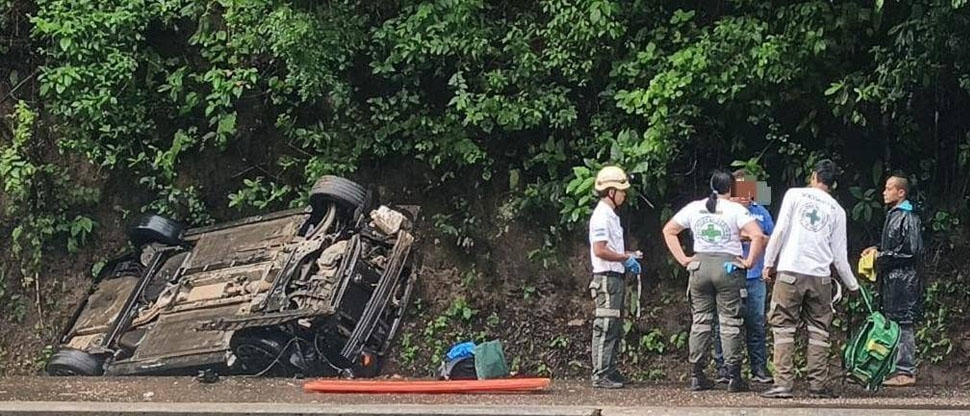 Socorristas auxilian a conductor que sufrió aparatoso accidente en Santa Ana