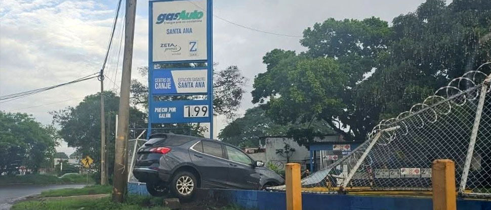 Camioneta choca contra muro perimetral de distribuidora de gas propano