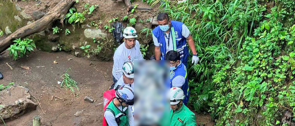 Socorristas auxilian a hombre que cayó a una barranca en carretera Los Chorros