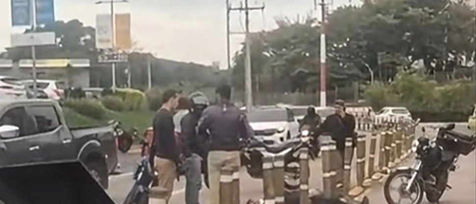 Auxilian a motociclista que quedó tendido sobre el pavimento tras fuerte accidente