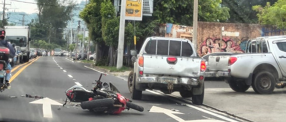 Motociclista termina en el hospital tras chocar contra vehículo en bulevar Venezuela