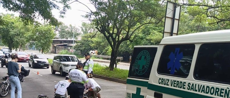 Auxilian a motociclista que sufrió fuerte accidente en Antiguo Cuscatlán