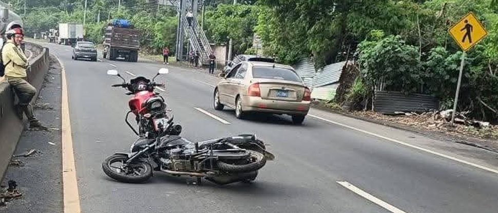 Tres motociclistas resultan lesionados tras múltiple accidente en carretera Panamericana