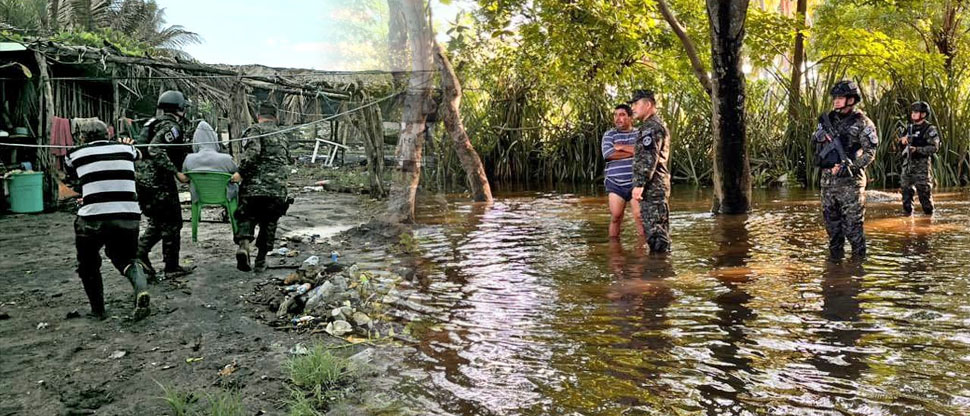 Marina Nacional evacúa familias en La Libertad Costa ante riesgo de inundaciones 
