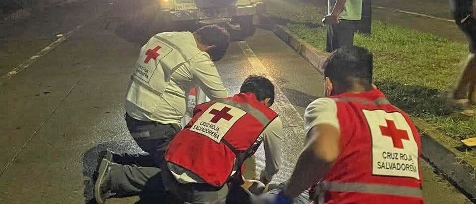 Motociclista pierde el control tras chocar contra la acera de la vía en La Libertad