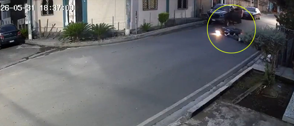 Conductor abre la puerta del vehículo y motociclista se estrella en ella