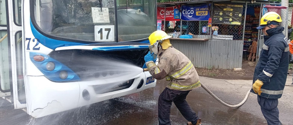 Bomberos controla conato de incendio en autobús del transporte público en Santa Ana