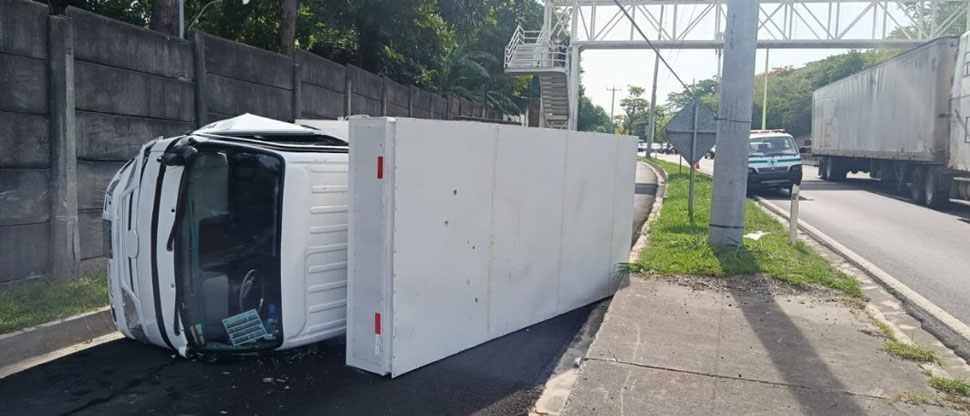 Tres lesionados deja vuelco de vehículo en carretera de Oro