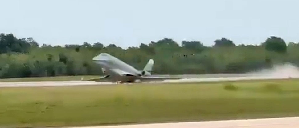 Piloto realiza aterrizaje de emergencia y avión termina en l