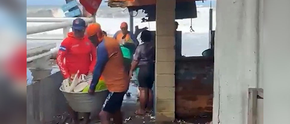 Guardavidas apoyan a comerciantes tras daños por marea alta en Puerto de Acajutla