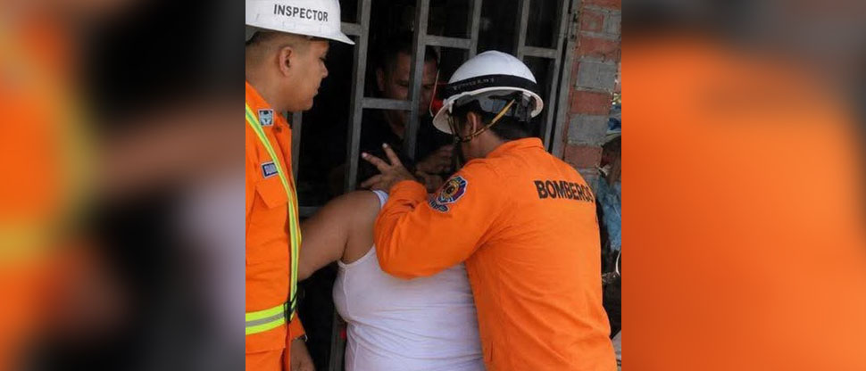 Mujer queda atrapada en portón por curiosear lo que pasaba en la vivienda vecina