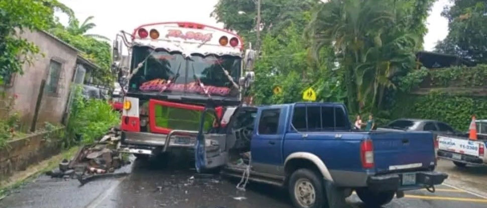 Vehículo choca contra autobús en carretera hacia Ataco, Ahuachapán