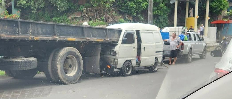 Conductor de panelito se salva de milagro tras chocar contra camión en San Vicente