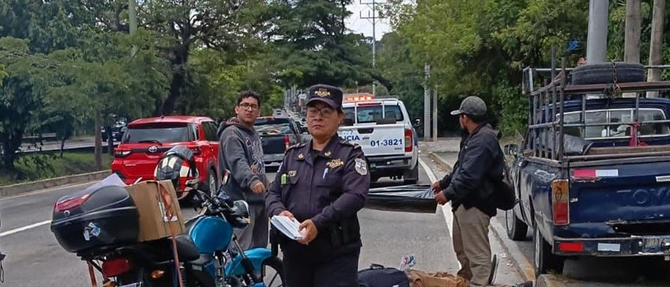 Auxilian a motociclista que se accidentó en carretera a Comalapa