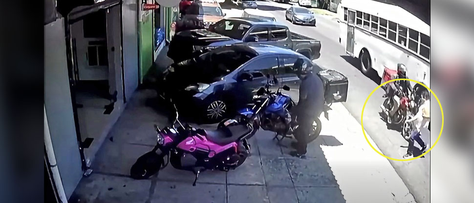 Denuncian a motociclista que huyó tras atropellar a adulto mayor en Soyapango