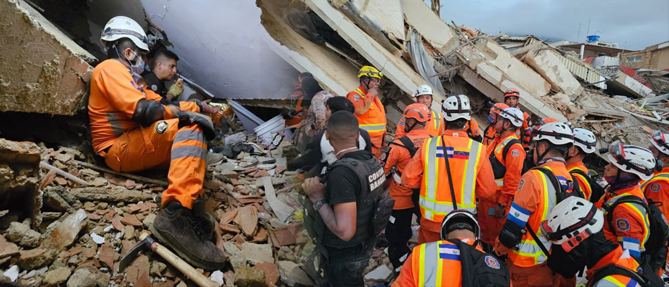 Contingente salvadoreño mantiene intensas labores de rescate entre estructuras colapsadas en Venezuela