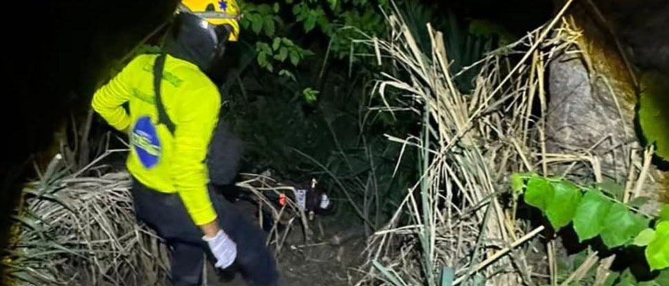 Motociclista y su acompañante caen a un barranco en Zacatecoluca