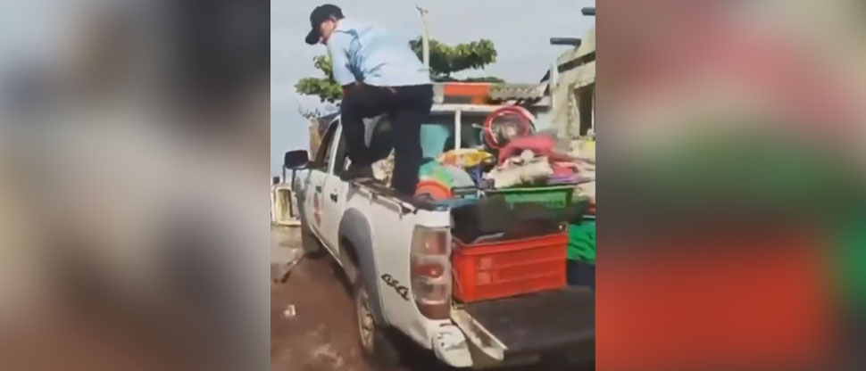 Evacúan familias tras fuerte oleaje y ordenan cierre temporal en playas de Acajutla