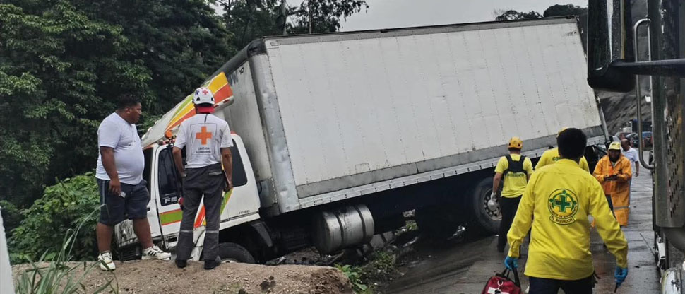 VMT coordina el retiro de camión accidentado en carretera Los Chorros