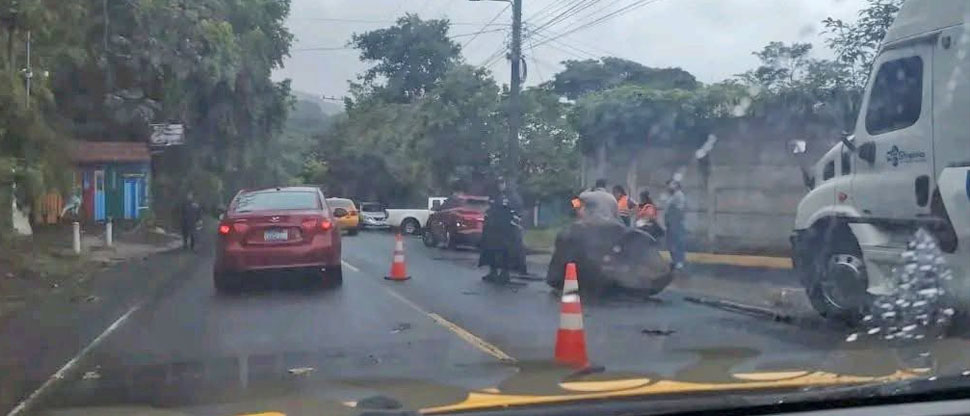 Autoridades trabajan para liberar acceso tras caída de roca en San Marcos
