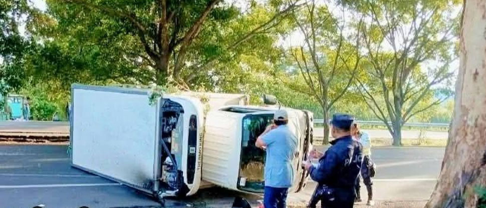 Conductor pierde el control del camión y vuelca en carretera Panamericana