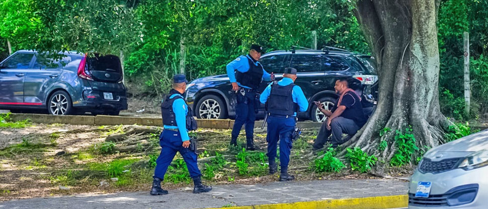 Agentes del CAM realizan operativo por cobros de parqueos en la vía pública