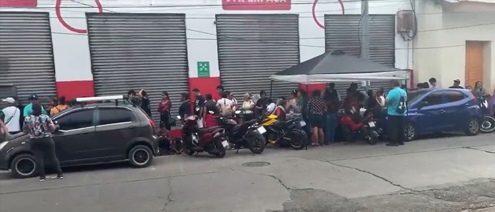 Usulutecos hacen largas filas para “acaparar” artículos en apertura de tienda de ropa usada