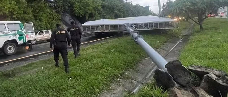 Enorme valla publicitaria se desploma y lesionada a una persona en carretera Panamericana