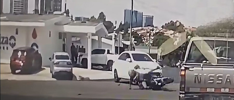 Conductor intenta incorporarse y su mala maniobra termina en fuerte choque