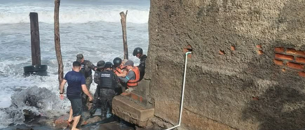 Marina Nacional salva la vida de adulta mayor tras evacuarla por fuerte oleaje en Acajutla