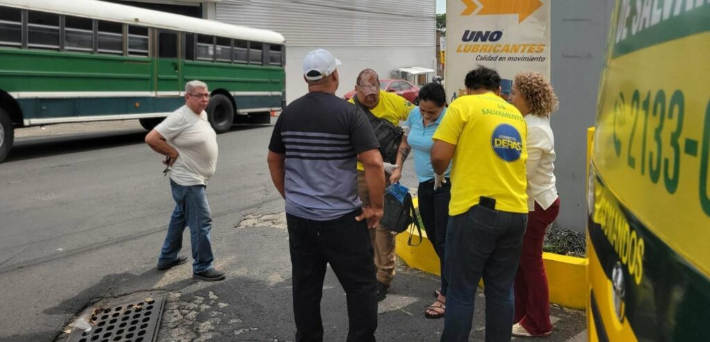 Auxilian a señora atropellada en Zacatecoluca, La Paz