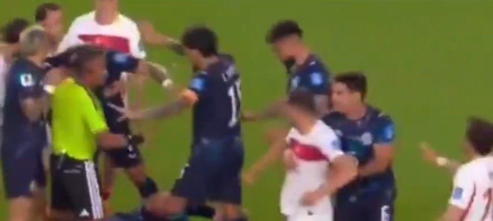 Árbitro salvadoreño Iván Barton sufre robo de su reloj inteligente en el partido Paraguay vs Turquía