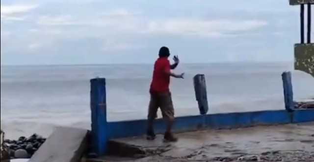 Captan a “bolito” sacando el ¡Fuaaaaa! para detener el oleaje provocado por Cristina