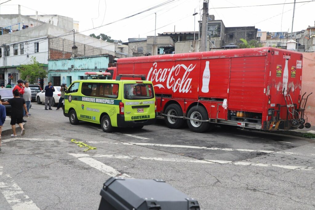 Atacan a tiros un camión repartidor de bebidas en la capital de Guatemala