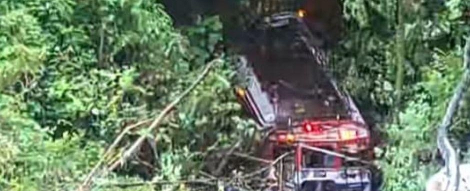 Bus lleno de pasajeros cae el fondo de un barranco en Chichicastenango, Guatemala