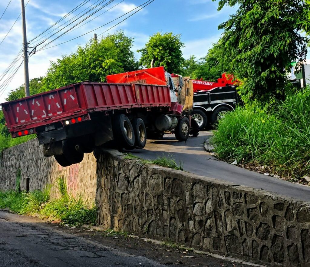 Camión casi cae al vacío en retorno sobre la carretera de Oro en Soyapango