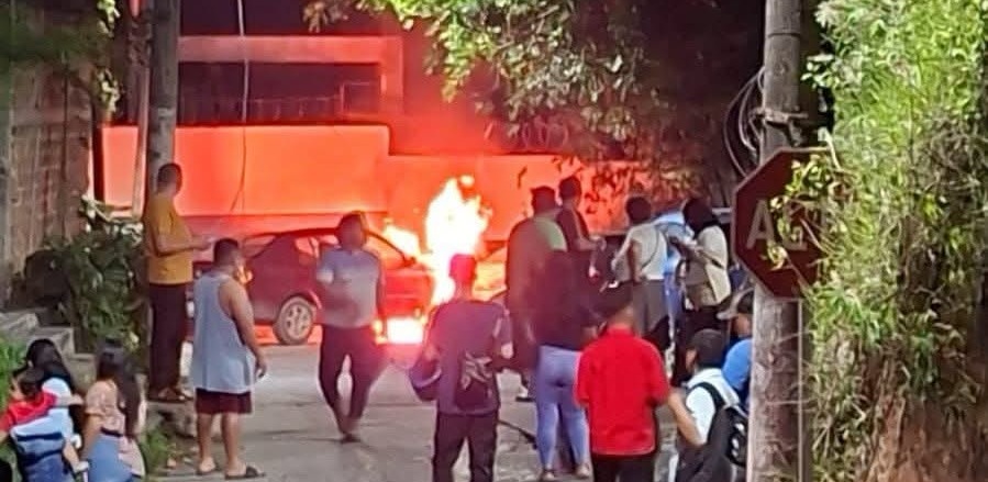 Carro particular queda reducido a cenizas anoche en San Pedro Perulapán