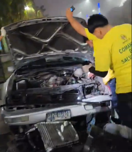 Abandonan carro tras estrellarse contra poste en el bulevar Monseñor Romero