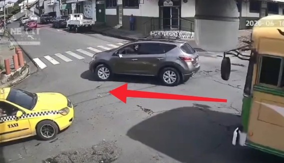 Este es el instante preciso del aparatoso choque entre bus y una camioneta en Usulután