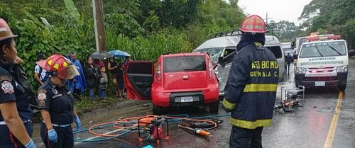 Aparatoso choque entre microbús y pick up deja como saldo 2 fallecidos y 12 heridos