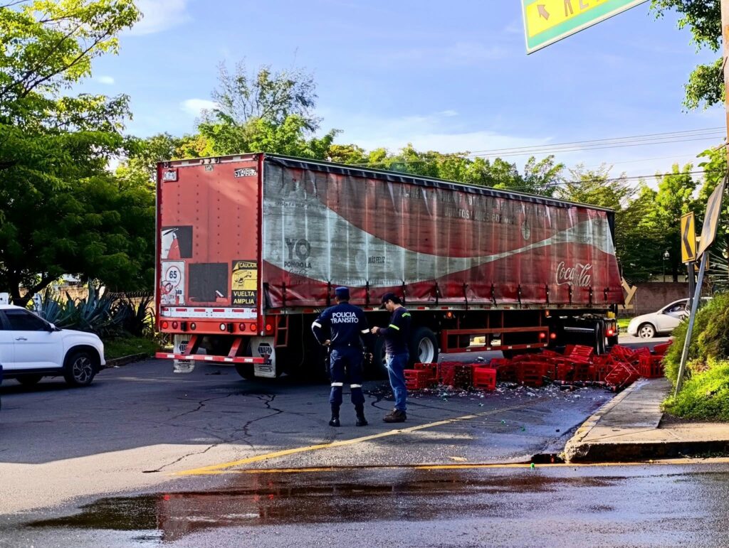 Rastra hace mala maniobra en redondel de Quezaltepeque y derrama sodas en la carretera