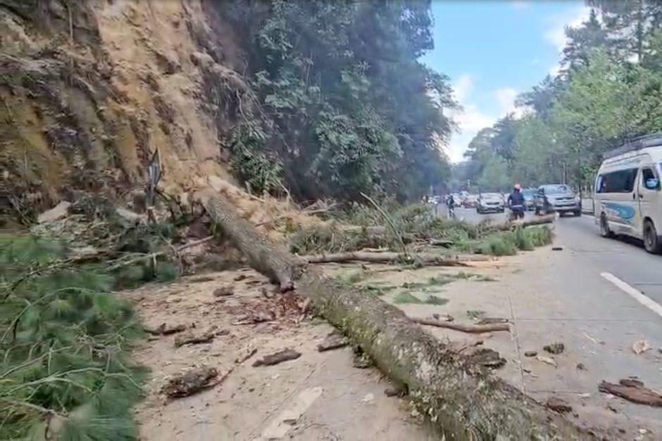 Derrumbe deja como saldo un automovilista lesionado en la ruta Interamericana, Guatemala