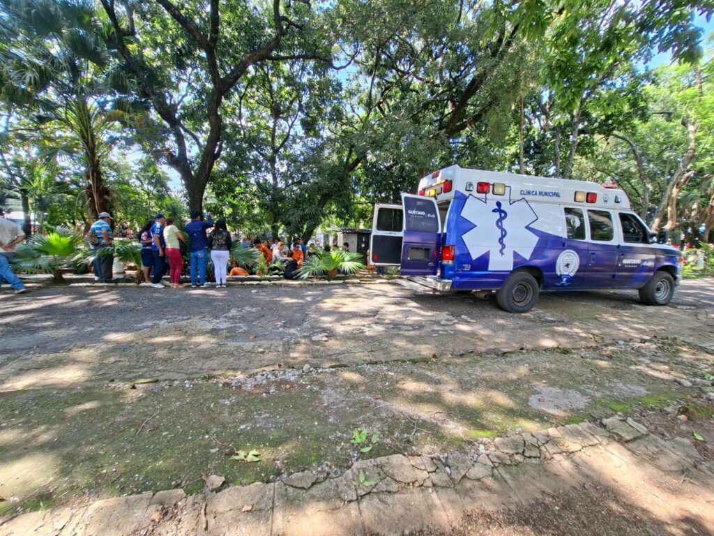 Auxilian a 3 mujeres que se desmayaron en el cementerio Santa Isabel, Santa Ana